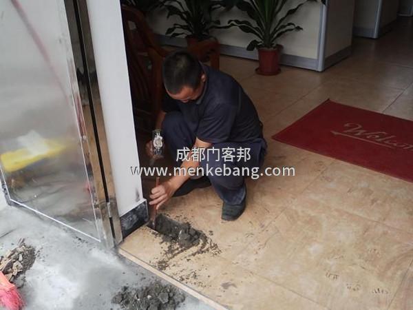 地彈簧玻璃門(mén)擦地怎么調(diào),2玻璃門(mén)地彈簧上下調(diào)節(jié)方法